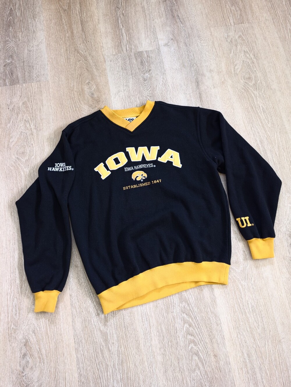 Vintage Iowa Hawkeyes V-Neck Sweatshirt Size M